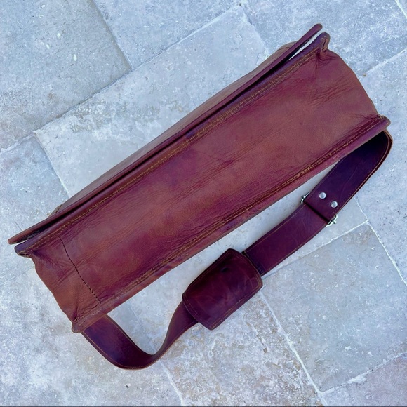 Handcrafted Artisan • Goat Leather Laptop/Book Messenger Bag - Picture 6 of 9
